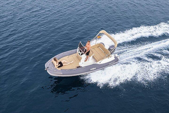ポートフィノ湾セルフドライブ（免許不要）ボートレンタル