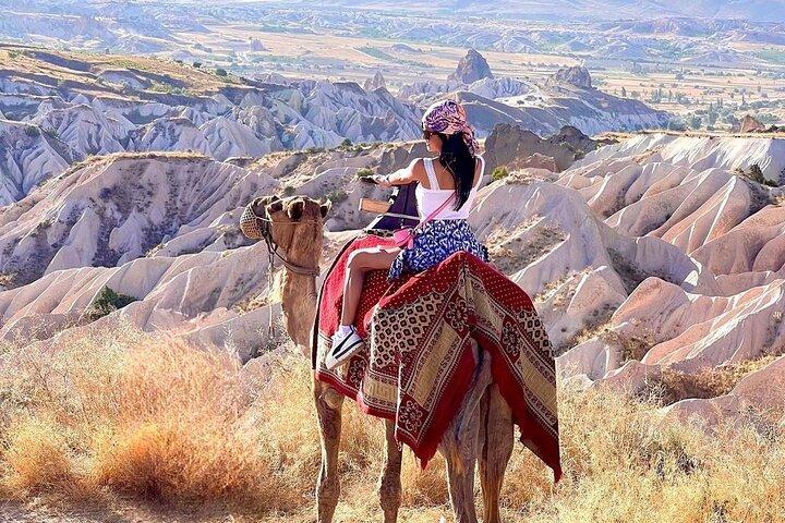 Balade à dos de chameau en Cappadoce avec vue en montgolfière ou au coucher du soleil
