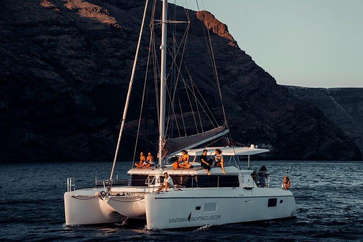 Romântico Sunset Catamaran Caldera Cruise com refeições e bebidas