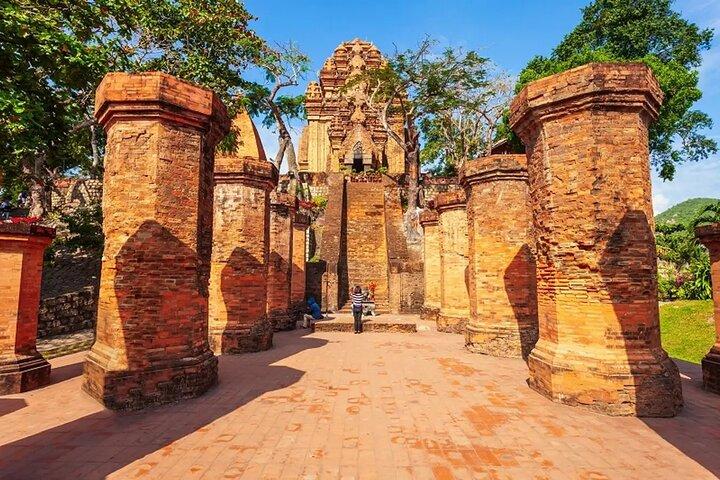 Tour privado de medio día por Nha Trang a destinos simbólicos