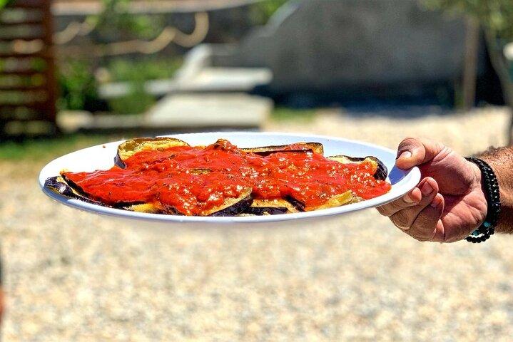 ミコノス島のミコニアン家族の家でのグループ料理教室