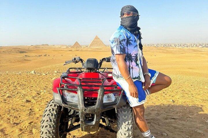 ギザピラミッド、ラクダ乗り、ATVクワッドバイクでショッピング