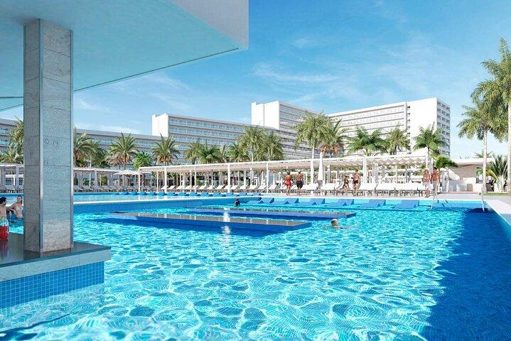 Transfert privé de l'aéroport de MBJ au Riu Palace Aquarelle