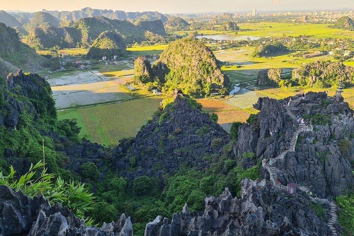 ハノイからホアルー・チャンアンムア洞窟へのニンビンプライベート日帰り旅行