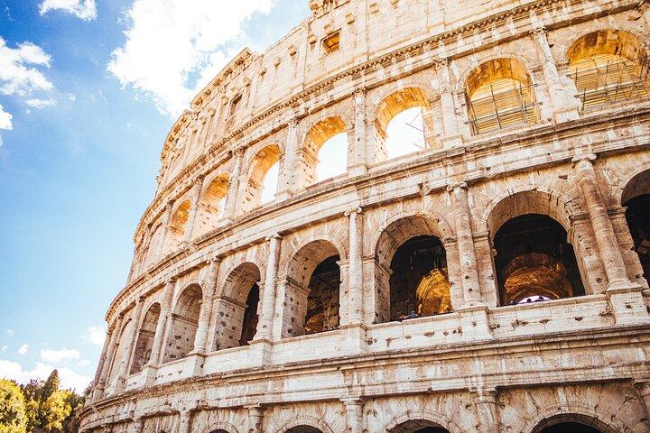 Ultimo ingresso Colosseo, accesso all'Arena, tour privato con aperitivo sul tetto