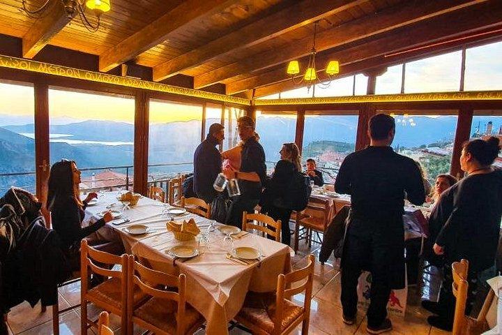 アポロンの軌跡 : アテネからデルポイへのオラクルの旅