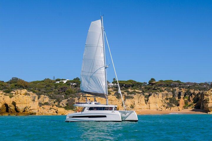 Albufeira: Algarve Halvdag Privat Katamaran Charter