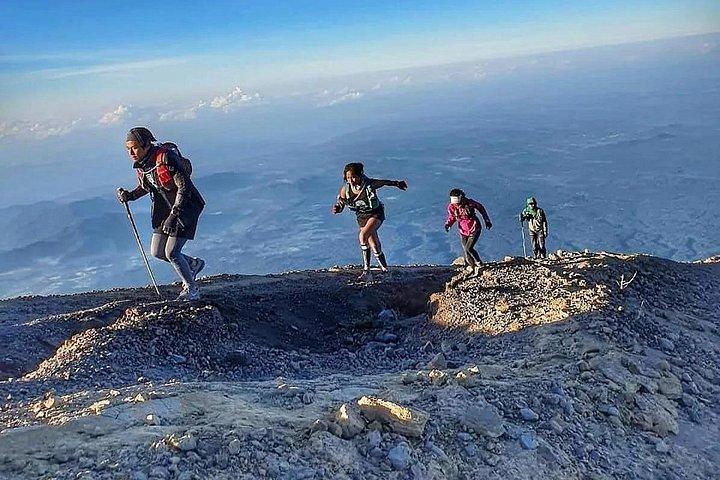 アグン山の海から山頂までのトレッキングアドベンチャー