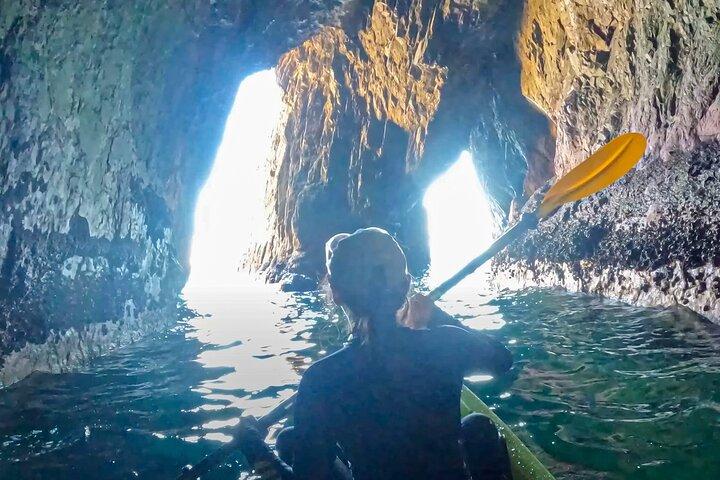 Kajaktour durch die Tunnelhöhle im Hong Kong Geopark