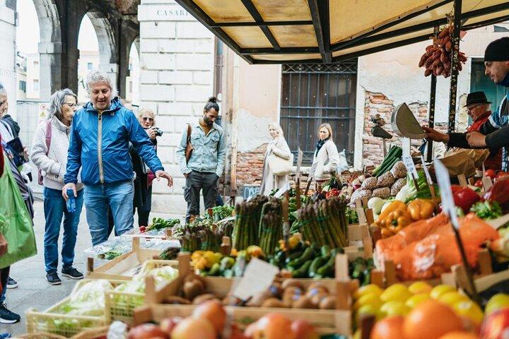 Excursão ao mercado do Rialto com mãos em aula de culinária, vinho e tiramisu