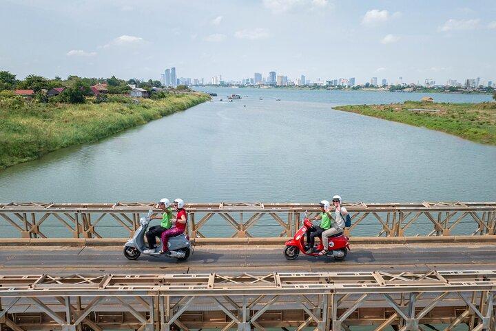 Phnom Penh Silk Island Vespa Tour / Tuk Tuk beschikbaar