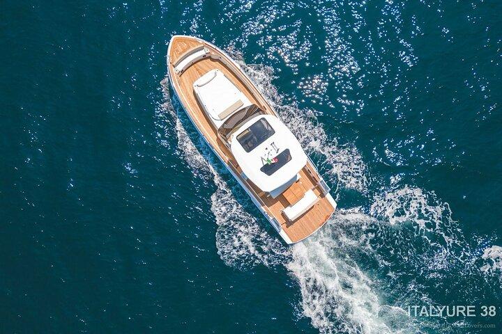 Tour privado em iate premium de Sorrento a Capri e Positano