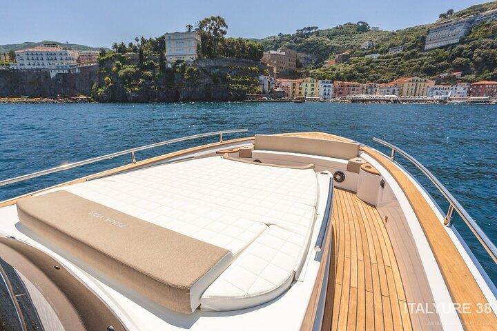 Tour privado em iate premium de Sorrento a Capri e Positano