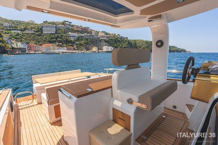 Tour privado em iate premium de Sorrento a Capri e Positano