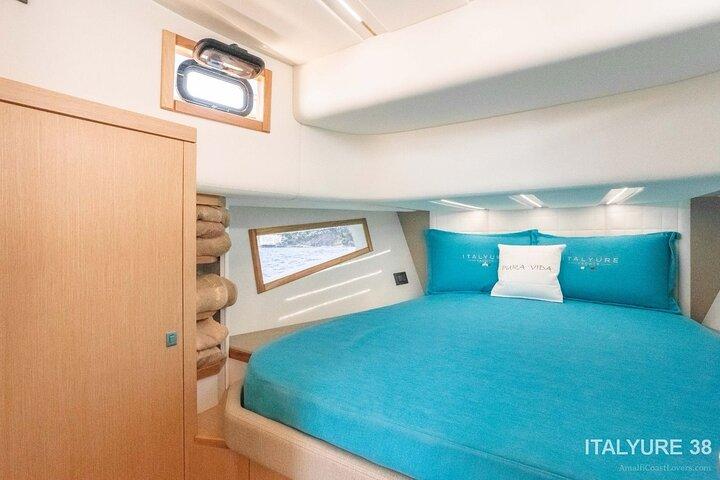 Tour privado em iate premium de Sorrento a Capri e Positano