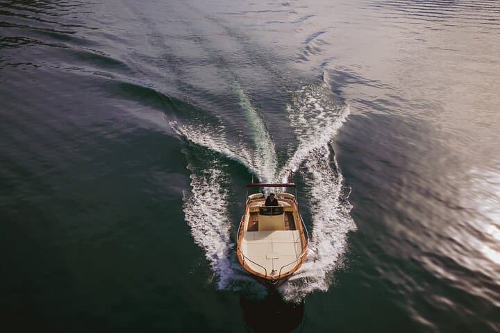 Private Boat Tour on Italian Gozzo on Lake Como