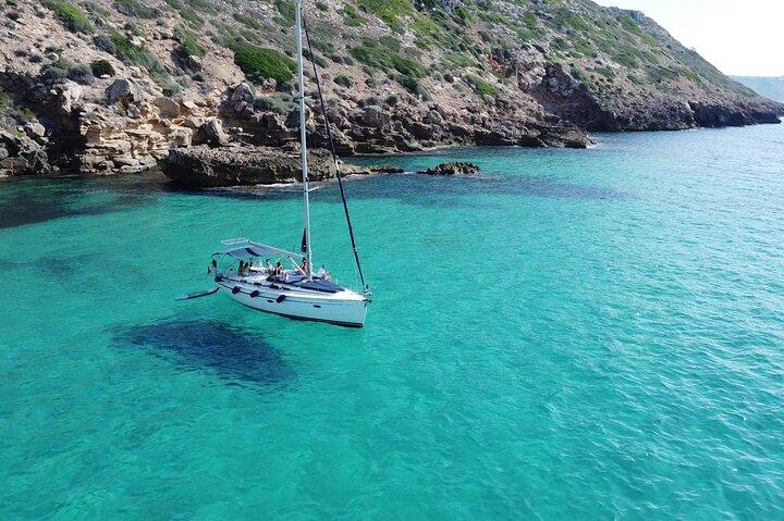 Palma: gita in barca a vela, visita alle acque cristalline, tapas, 2 bevande.