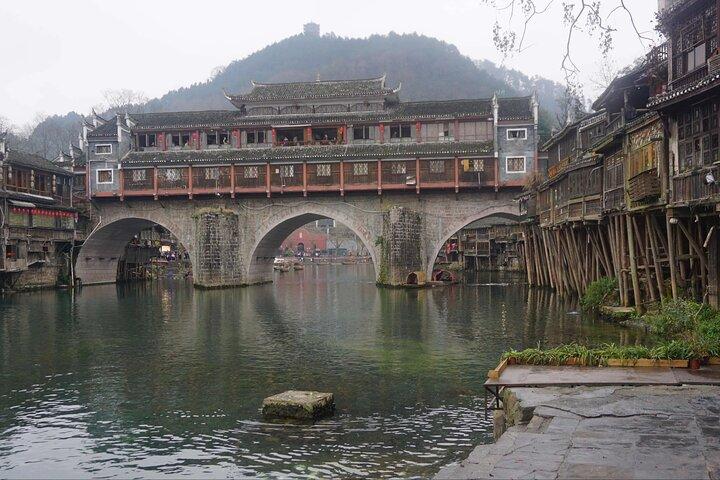 4D Zhangjiajie & Fenghuang Tour acessível 1 noite de estadia dentro do parque