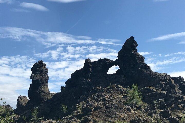 アークレイリからのクルーズ船のためのミーヴァトン湖とゴダフォスの滝