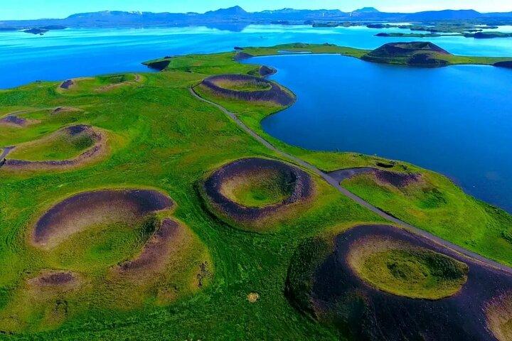 アークレイリからのクルーズ船のためのミーヴァトン湖とゴダフォスの滝