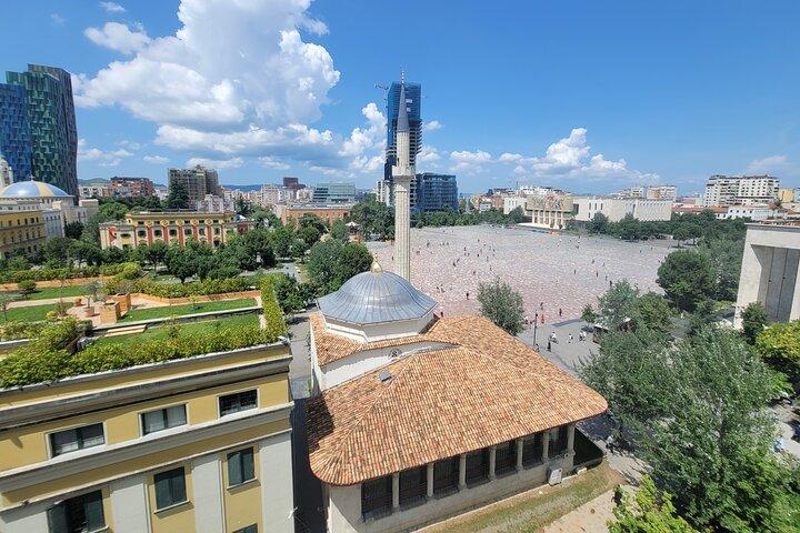 Tour a piedi per piccoli gruppi a Tirana con specialità locali (Max 6)