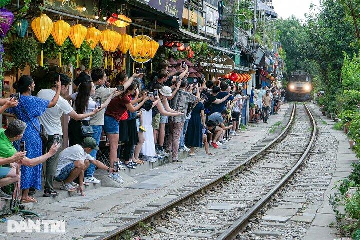 Recorrido gastronómico a pie por la calle Hanoi con Train Street