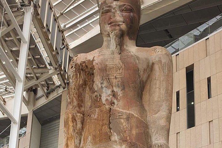 壮大なエジプト博物館、ギザのピラミッド、無料のラクダ乗り
