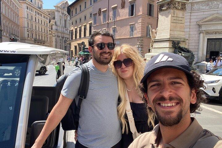 Magia del crepúsculo: tour privado en carrito de golf por Roma con aperitivo