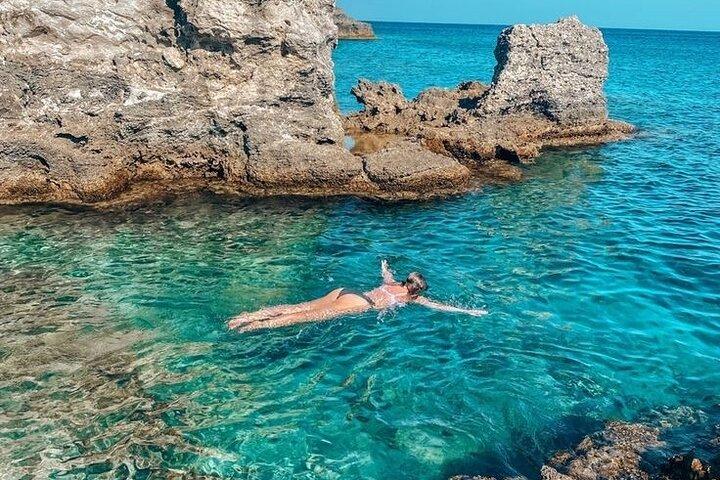 ロードス湾から湾へのスイムクルーズ - ワイン付きギリシャ料理ビュッフェ
