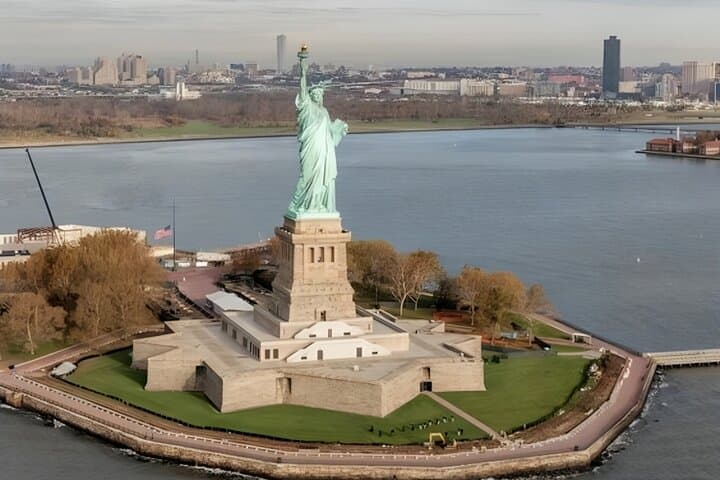New York City 7-Hour Must See Walking Tour with a Guide