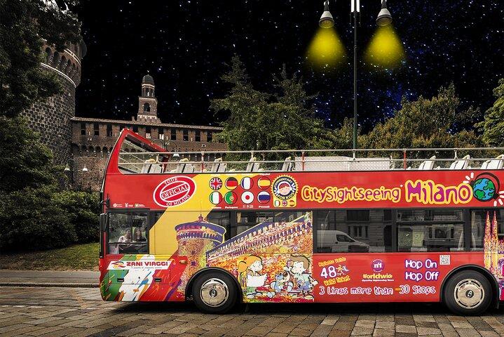 Passeio noturno por Milão em ônibus aberto