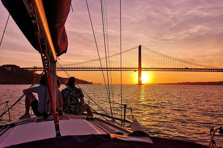 Lissabon Small Group Sunset Sailing 2 timers krydstogt med åben bar