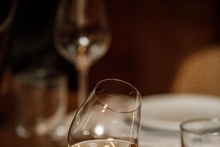 Griechische Weinprobe mit Blick auf die Akropolis