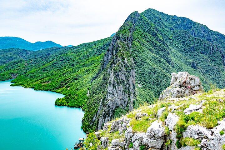 Caminhada no Monte Gamti e Lago Bovilla saindo de Tirana no Luxe Land Rover