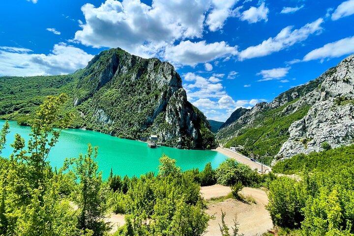 Caminhada no Monte Gamti e Lago Bovilla saindo de Tirana no Luxe Land Rover
