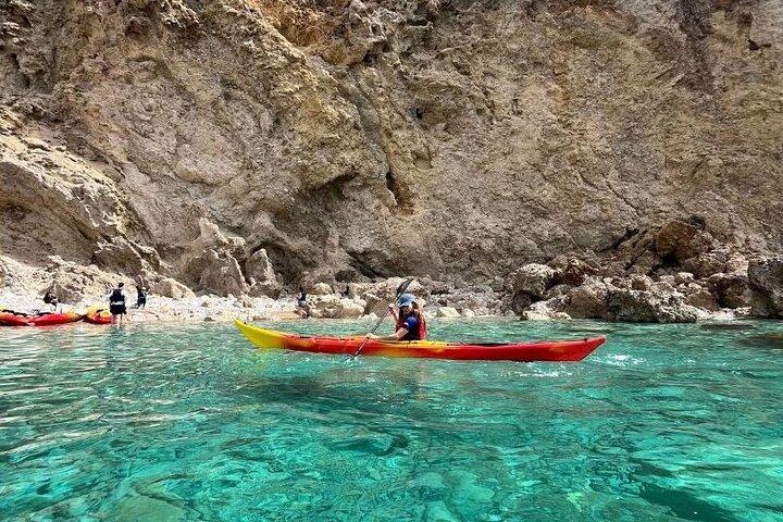Excursão guiada à caverna marítima com caiaque e mergulho com snorkel em Ibiza