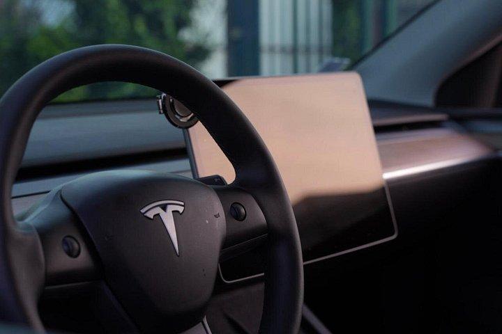 CDG オルリー空港とディズニー間の TESLA プライベート送迎