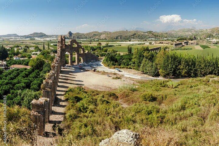Excursão pelas maravilhas antigas de Perge e Aspendos: uma exploração de lazer