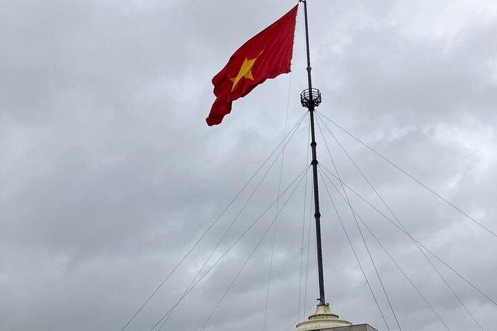 Tour di gruppo di un'intera giornata della zona demilitarizzata e della tonalità storica del Vietnam