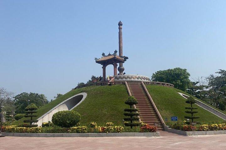 Tour di gruppo di un'intera giornata della zona demilitarizzata e della tonalità storica del Vietnam