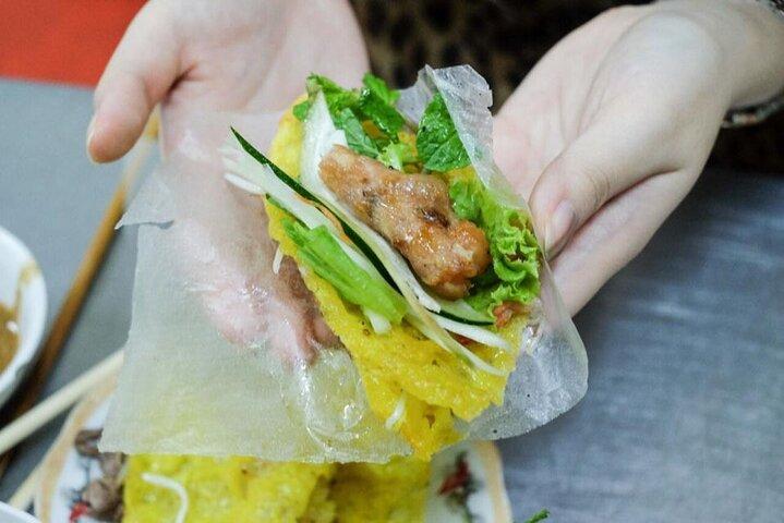 Private Foodie Tour by Night in Da Nang with a Lady Rider