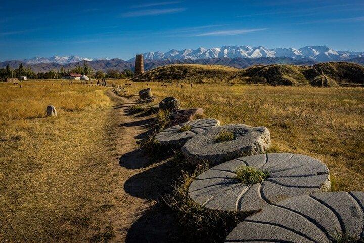 Torre Burana e canyon Kok Moinok