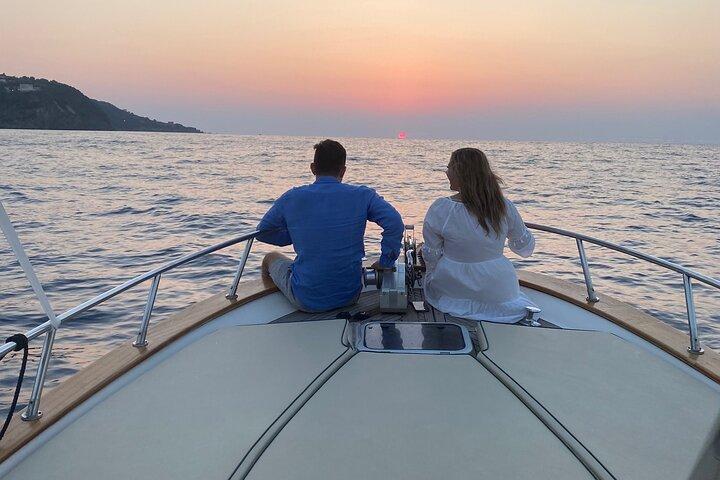 Private Bootstour bei Sonnenuntergang auf Ischia