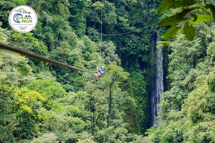 Canopy-Tour mit 12 Seilrutschen über Wasserfällen