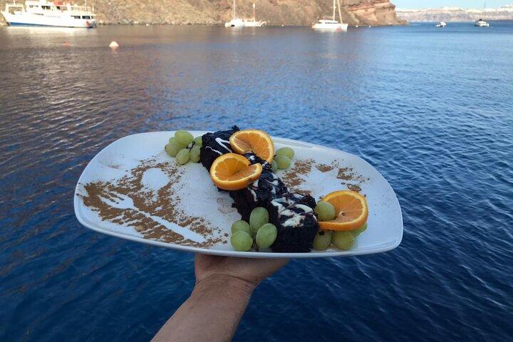 サントリーニ島での半日オーダーメイドのプライベートカタマランクルーズ