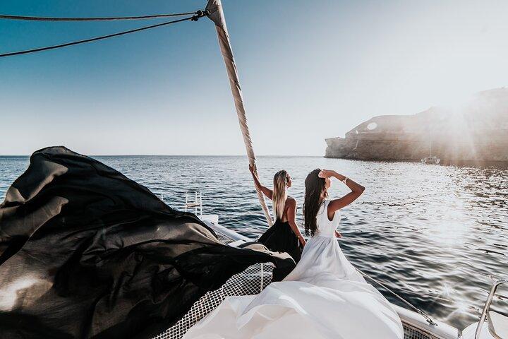 Cruzeiro privado de catamarã de meio dia sob medida em Santorini