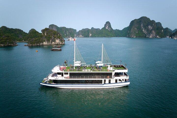 Arcady 5-Sterne-Halong-Tageskreuzfahrt: Mittagsbuffet und Sonnenuntergangsparty
