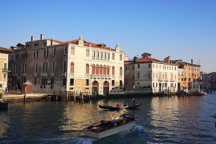 Experiencia de paseo guiado y paseo en góndola en Venecia