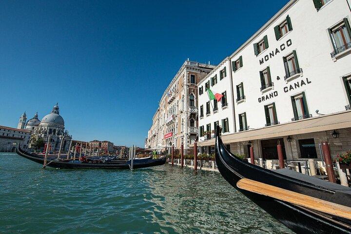 Experiencia de paseo guiado y paseo en góndola en Venecia