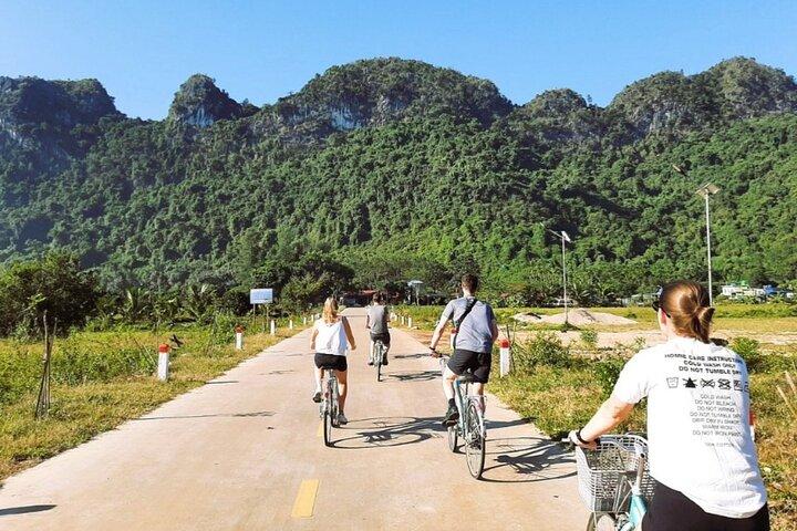 Von Cat Ba : Lan Ha Bay Ganztägige Bootsfahrt mit Kajak & Bike